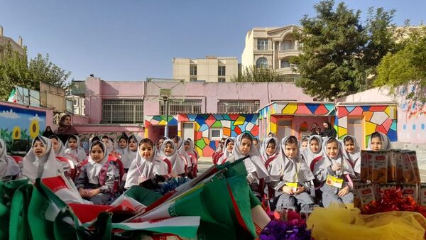 جشن شکوفه‌ها در مدرسه پیک انقلاب ناحیه 2 کرج