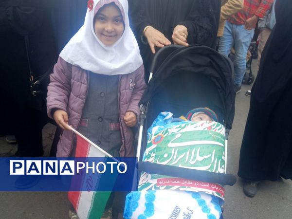 حضور دانش آموزان دبستان نرجس در راهپیمایی ۲۲بهمن 