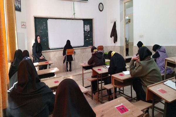  امتحانات ترم اول در دبیرستان دهنوی