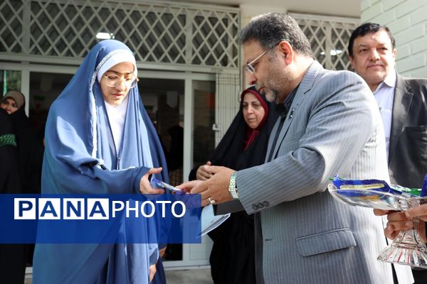 افتتاح چایخانه‌ای برای ادای احترام به حضرت رضا(ع) در دبیرستان دخترانه مطهره منطقه ۱۴