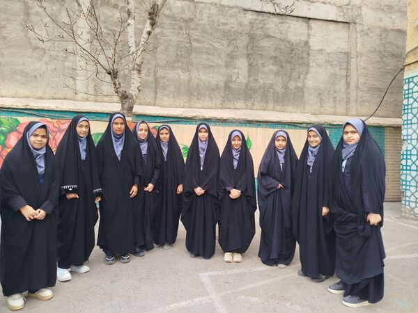 جشن روز مادر و جشنواره کیک و دسر در دبیرستان دخترانه دانشور ۲ 