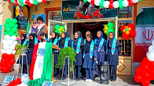 نواختن زنگ انقلاب در دبیرستان نمونه ایمان