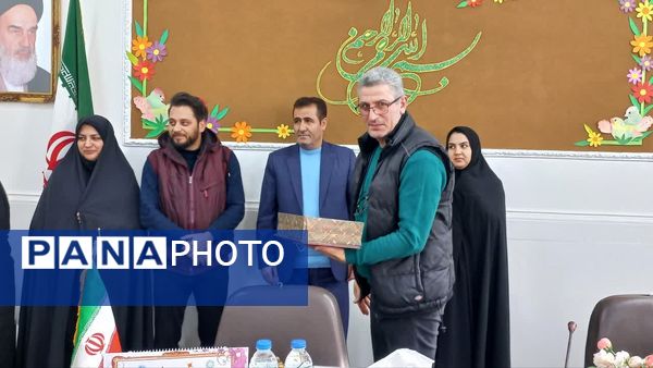  تجلیل از اولیا جانباز و پاسدار دبیرستان شاهد عصمت ناحیه 3 کرج 