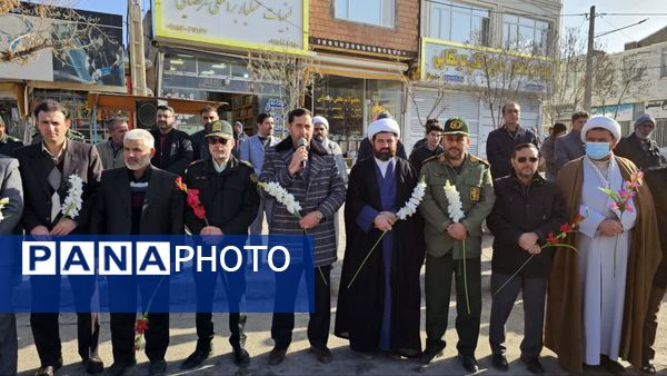 گلباران تمثال مبارک حضرت امام خمینی (ره) در سالروز ورود تاریخی و آغاز دهه فجر انقلاب اسلامی ایران 