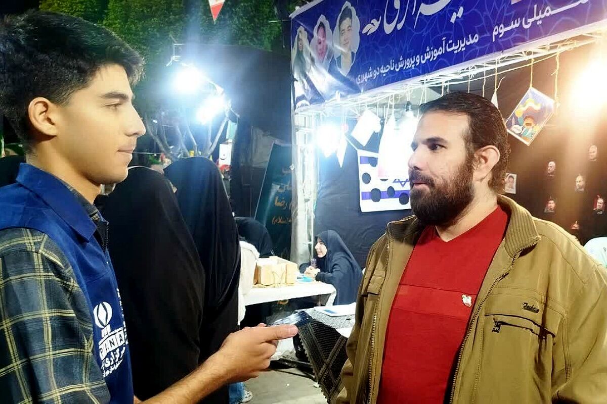 دشمن شناسی، مردم دوستی و پایبندی به اصول، مهم ترین درس‌ها برای نسل نوجوان است 