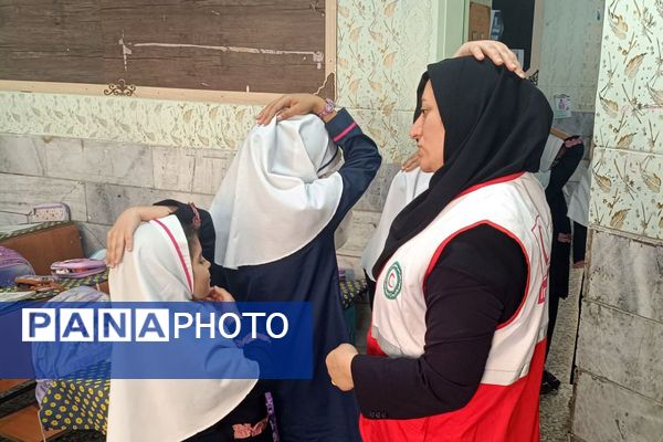 حضور نیروهای هلال احمر در دبستان هدی۱ به مناسبت هفته پدافند غیرعامل