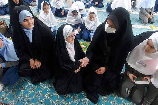 اقامه نماز جماعت در دبستان دخترانه حکمت شهرری