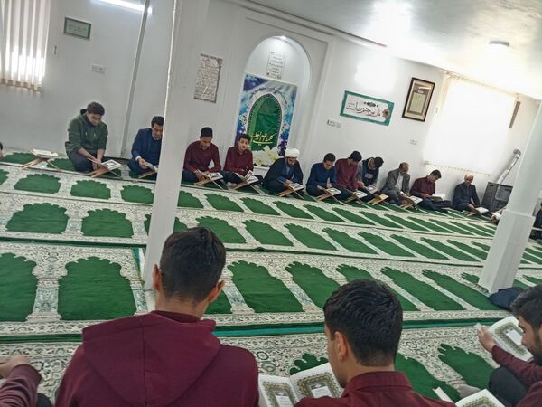 نماز جماعت و محفل انس با قرآن در دبیرستان آیت الله خامنه‌ای