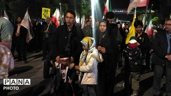 برای پنجاه و یکمین شب حسینیه امام شاهد حماسه مردم شد 