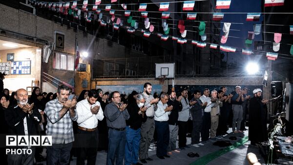وداع باشکوه فرهنگیان، دانش‌آموزان و مردم منطقه ۱۷ با رهبر شهید ایران