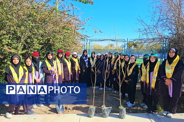  وقتی نهال‌ها هم انقلابی شدند؛ فجر در حیاط مدرسه ام‌البنین