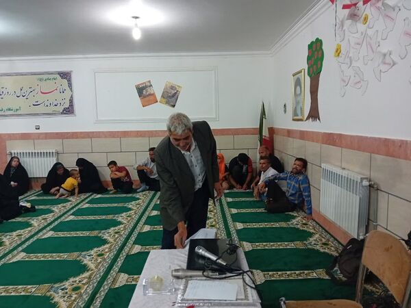 اولین جلسه انجمن اولیا و مربیان دبستان شهید عباسپور روستای عارف آباد کاشمر