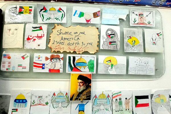 نمایشگاهی به نام نمایشگاه جبهه مقاومت در دبیرستان دخترانه دلیری 