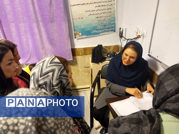 جلسه اولیا مربیان و تحویل کارنامه در دبیرستان سرافرازان