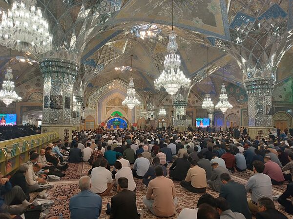 زیارت دسته جمعی معلمان در حریم قدس رضوی 
