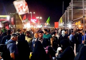 زائران اربعین حسینی از طریق پایانه مرزی مهران عازم زیارت عتبات عالیات هستند