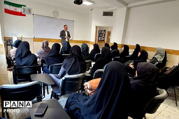  جلسه ضمن خدمت در دبیرستان نمونه‌دولتی ولایت بهارستان‌دو