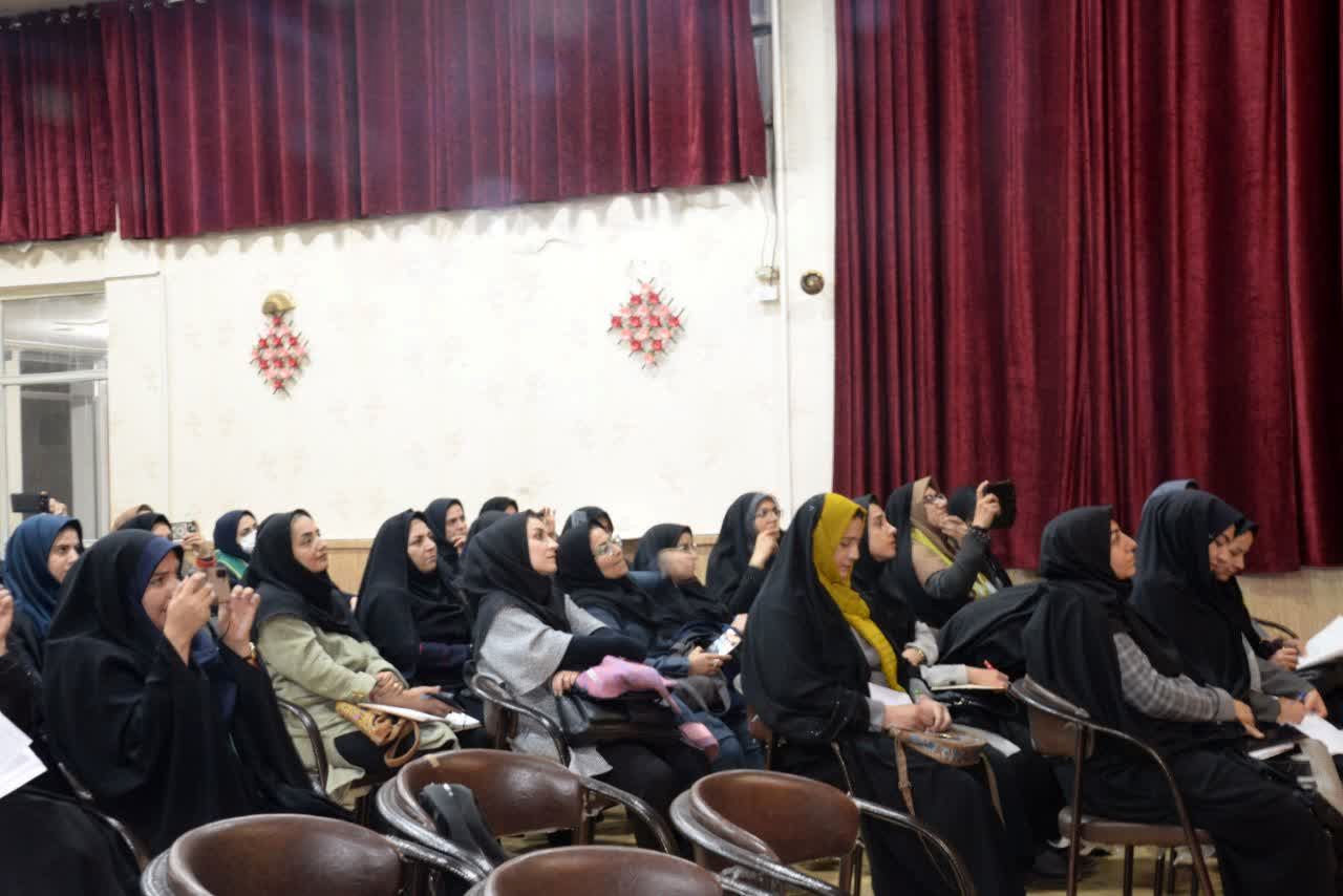 برگزاری کارگاه آموزشی مربیان پیشتاز در محل کانون فضیلت شهرستان نجف آباد 