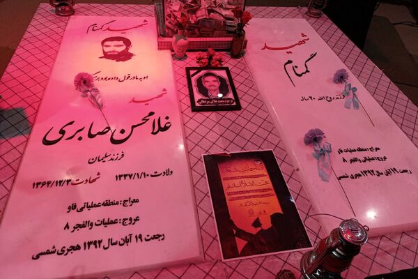 ادای احترام دانش‌آموزان دبیرستان هدی به مقام شامخ شهدا در یادواره محلی