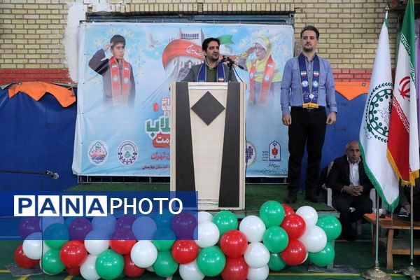 بهارستان دو صحنه همفکری، همدلی و همکاری پیشتازان در همایش یاوران انقلاب