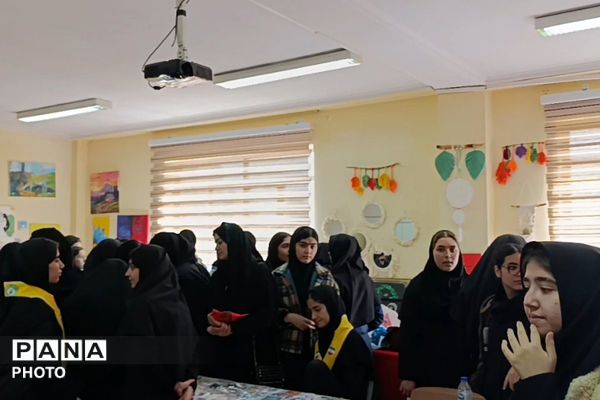 نمایشگاه کار و فناوری در دبیرستان نشاط بهارستان‌دو