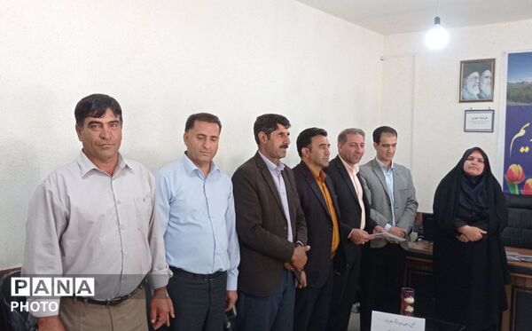تجلیل از معلمان و مدیران منتخب ابتدایی بیرانوند در آیین زنگ سپاس