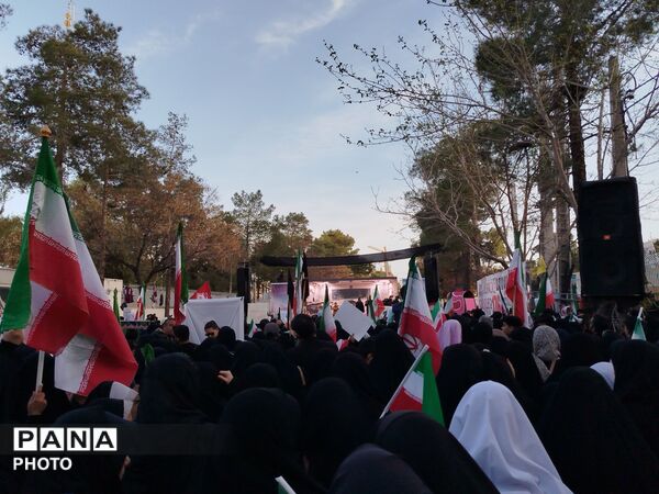 دانش آموزان کرمانی در سوگ «شهدای دبستان شجره طیبه میناب»