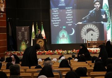 حضور پرشور دانش‌آموزان در نمایشگاه قرآن و عترت در حرم مطهر رضوی