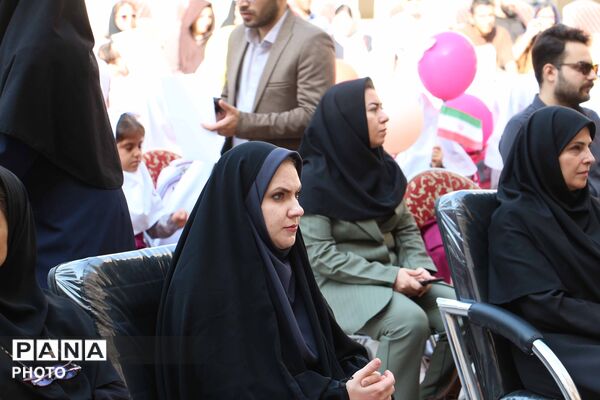 جشن شکوفه‌ها در بجنورد با نواخته‌شدن زنگ مهر و آغاز سال تحصیلی کلاس اولی‌ها