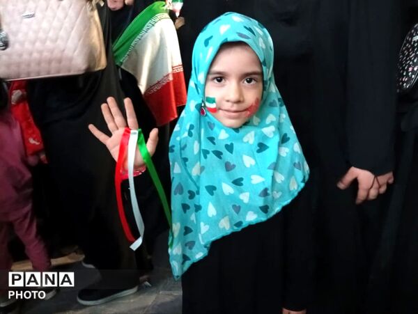 گردهمایی دبستانی های یزدی در گرامی‌داشت یاد دانش آموز شهید تیارا صادقی
