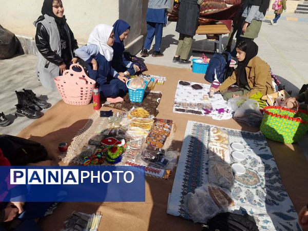 برپایی بازارچه مدرسه‌ای به‌مناسبت دهه فجر در آموزشگاه دخترانه شهید حسن زاده خانلق