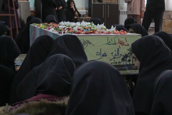در زمین، گمنام اما در آسمان، خوشنام