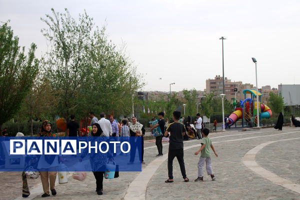 حضور گردشگران روز طبیعت در محوطه باغ‌موزه دفاع مقدس قم