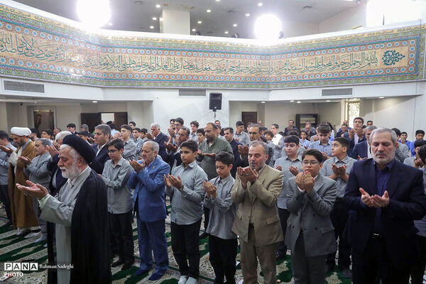 محفل انس با قرآن کریم و اقامه نماز جماعت در نخستین روز بازگشایی مدارس
