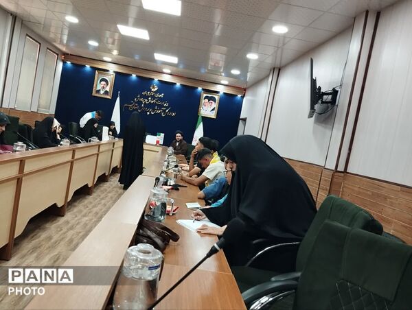 نشست صمیمی اعضای شورا و مجمع دنش آموزی قم با مدیرکل آموزش و پرورش استان