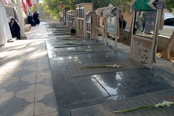 گلباران قبور مطهر شهدا به مناسبت هفته دفاع مقدس در شهرستان زرقان