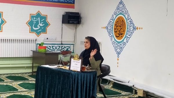 جلسه آموزش خانواده با موضوع فضای مجازی در دبستان پنجم مهر