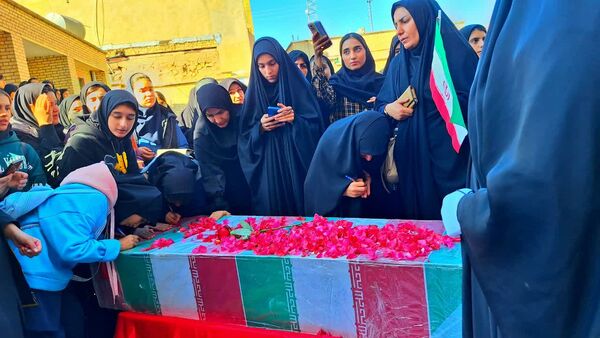 استقبال از شهدای گمنام در دبیرستان حضرت زینب(س) شهرستان لنده