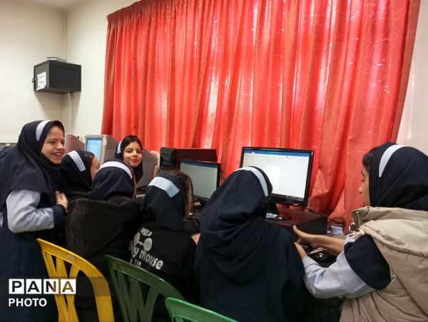 کلاس کامپیوتر ویژه دانش آموزان مدرسه ناهید نخودی 