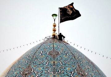 تعویض پرچم گنبد فیروزه‌ای حرم مطهر شاه‌چراغ (ع)