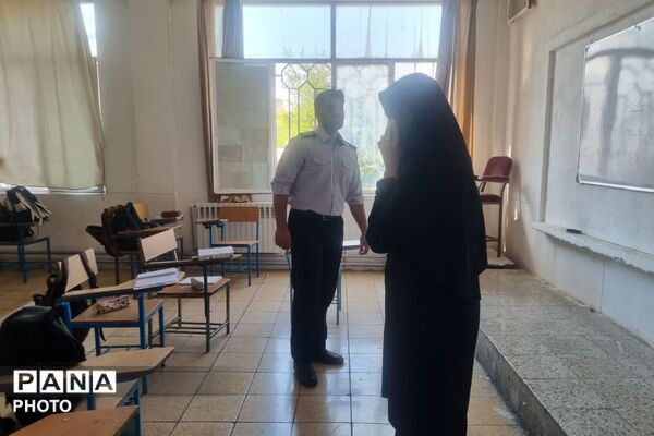 مانور آتش‌نشانی در دبیرستان شهیده بنت‌الهدی صدر