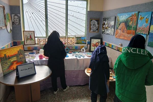 جشن دهه فجر در دبیرستان آزاده رودهن 
