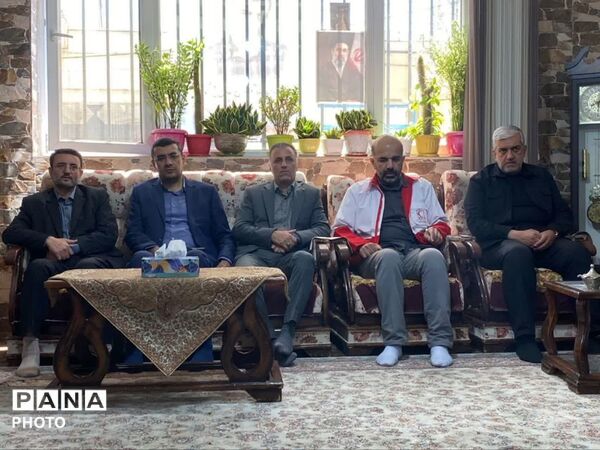 تکریم خانواده‌های معظم شهدا در شهر هشتگرد با حضور مدیران ارشد شهرستان