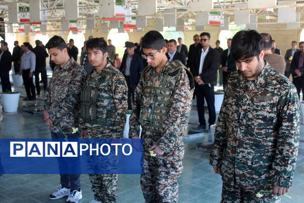 غبارروبی مزار مطهر شهدا به مناسبت آغاز دهه مبارک فجر در فراشبند