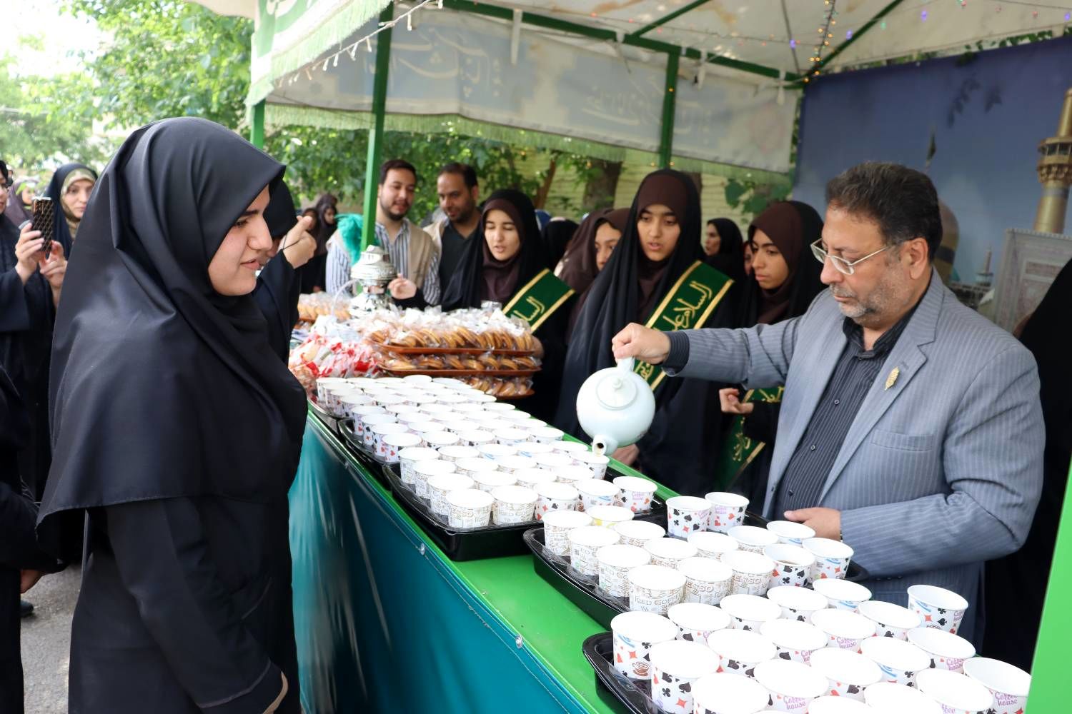 افتتاح چایخانه‌ای برای ادای احترام به حضرت رضا(ع) در دبیرستان دخترانه مطهره منطقه ۱۴