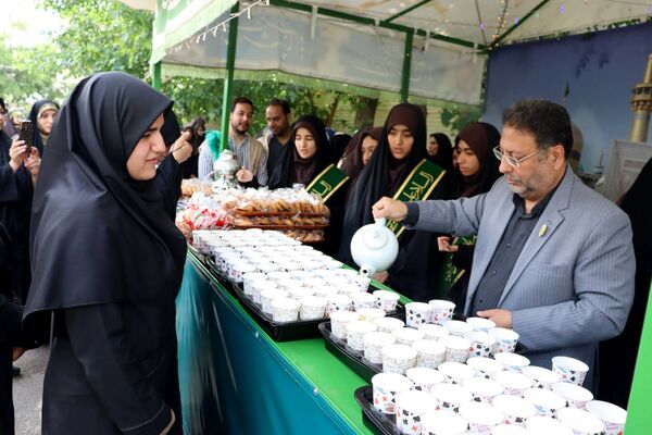 افتتاح چایخانه‌ای برای ادای احترام به حضرت رضا(ع) در دبیرستان دخترانه مطهره منطقه ۱۴