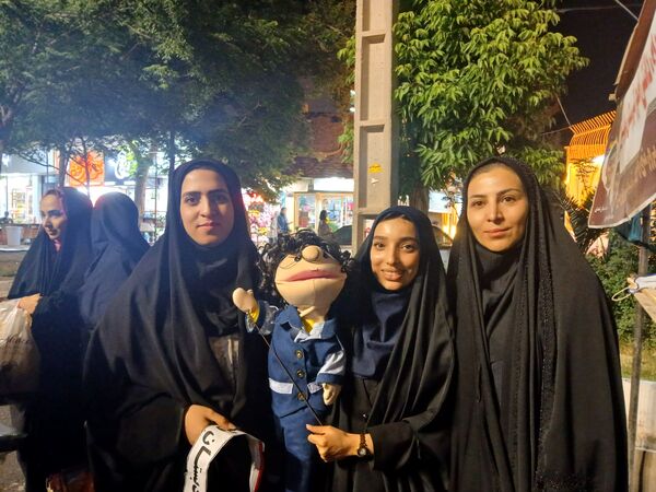 بازدید قائم‌مقام سازمان دانش‌آموزی از غرفه شهدای دانش‌آموز ورامین