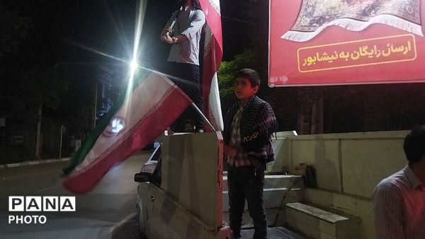 موکب و اجتماع مردمی روبه روی  مدرسه نمونه فاطمه زهرا (ع) در شصت و هفتمین شب از اجتماعات مردمی نیشابور 