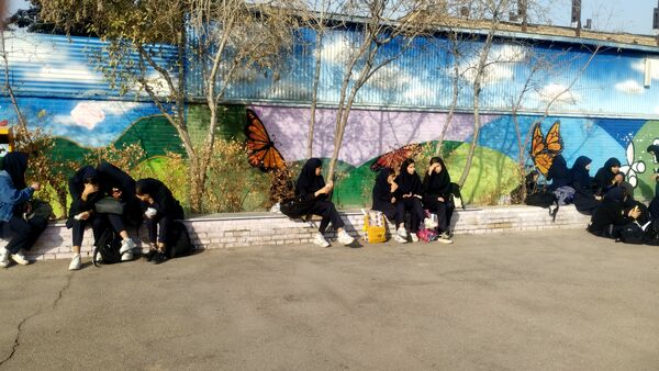 دور همی دخترانه همزمان با هفته بهداشت روان در دبیرستان فرهنگیان 