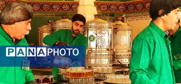 حضور خادمان اصفهانی در چایخانه امام رضا«ع» مشهد
